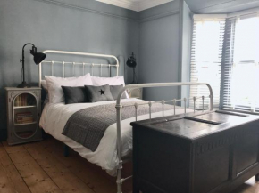 Stunning seaside cottage seconds from beach by Whitstable-Holidays, Fig Cottage